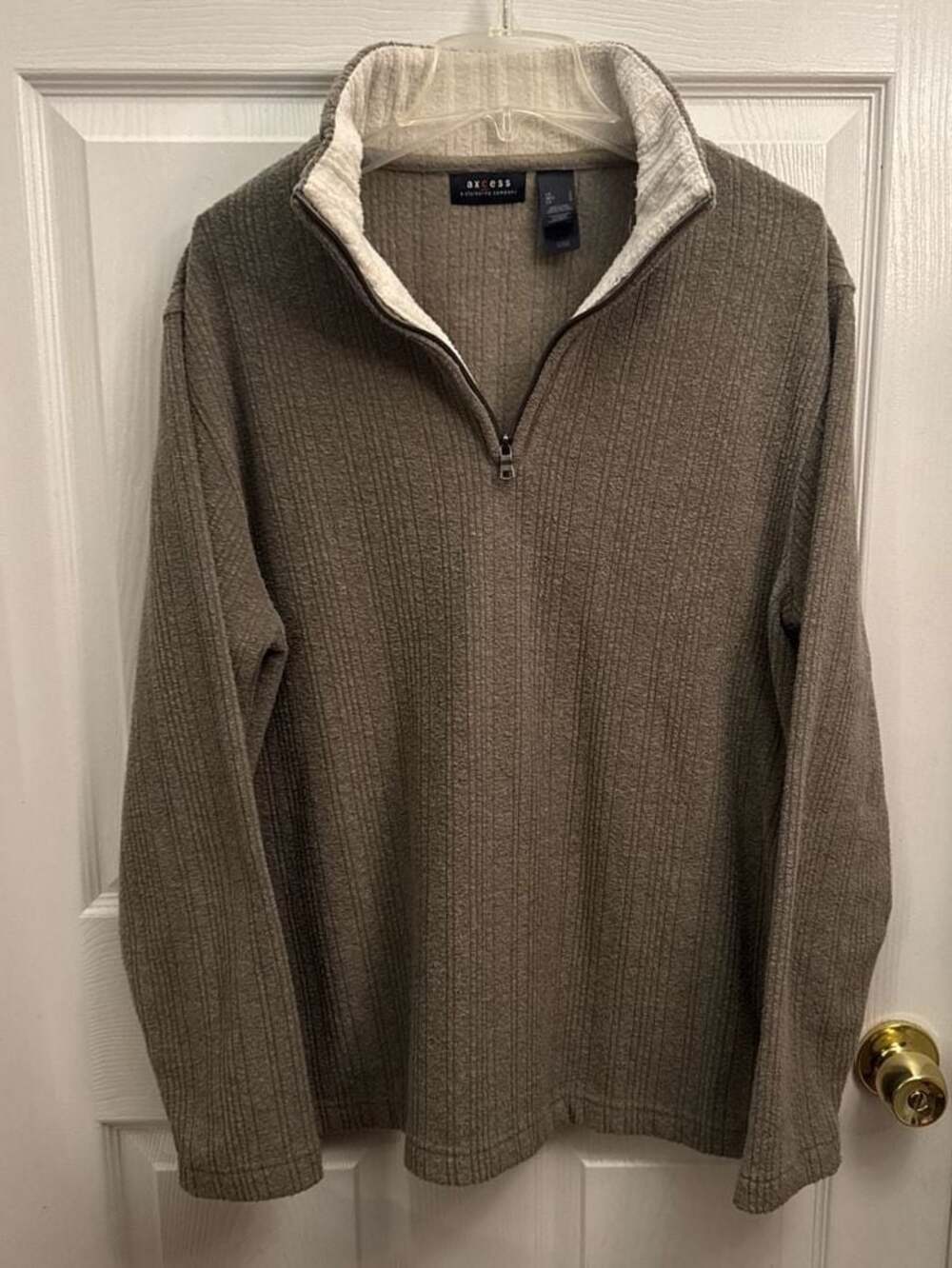 Axcess a Claiborne company,  size Large Brown Ribbed Vertical Textured Quarter-Z